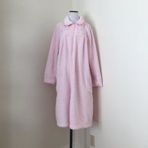 Robe  Large Pink embroidered front . .